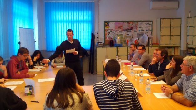 Los alumnos (izquierda) han formulado sus preguntas a nuestros políticos.